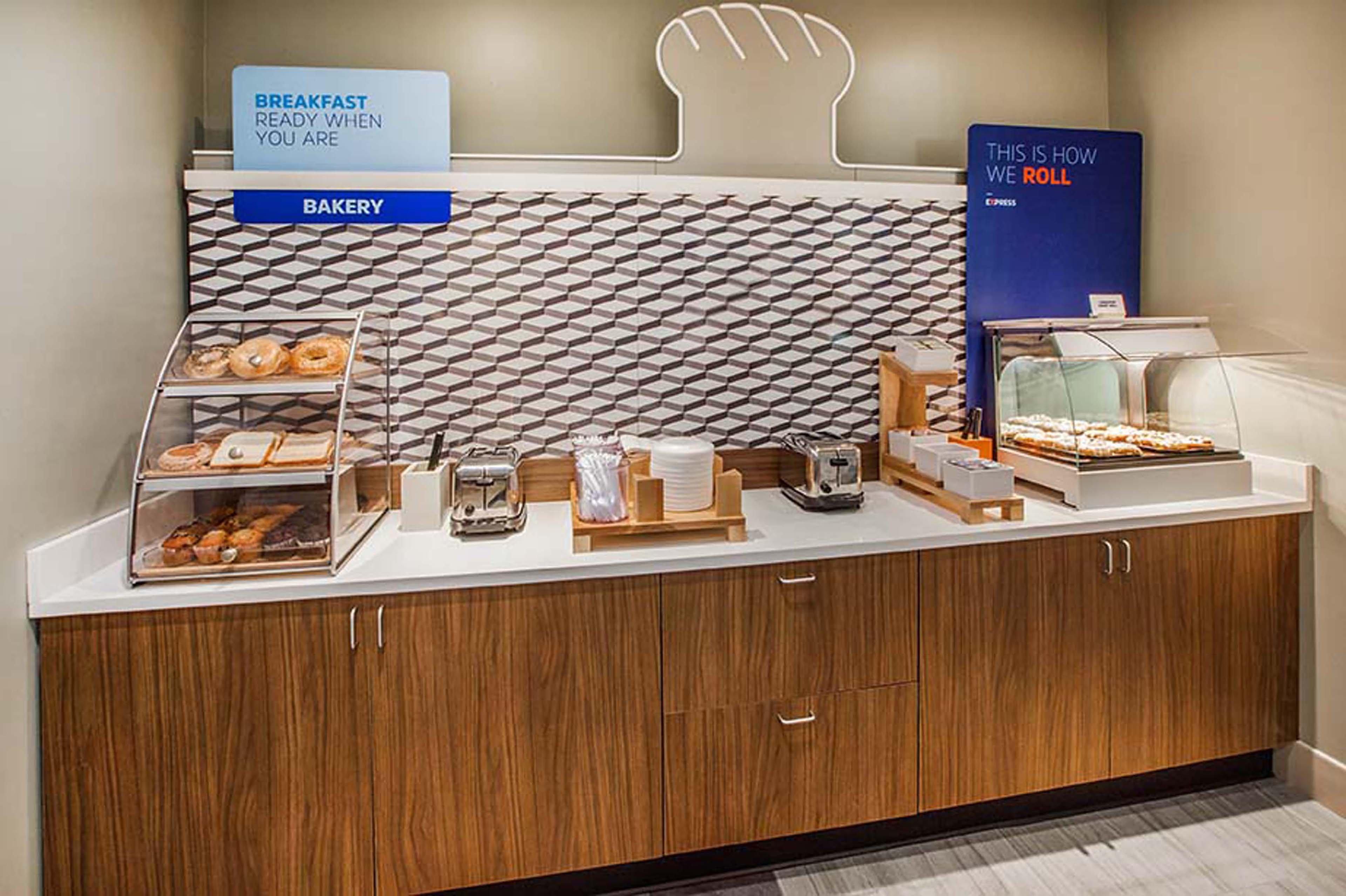 Holiday Inn Express Hotel & Suites Christiansburg By Ihg Bagian luar foto