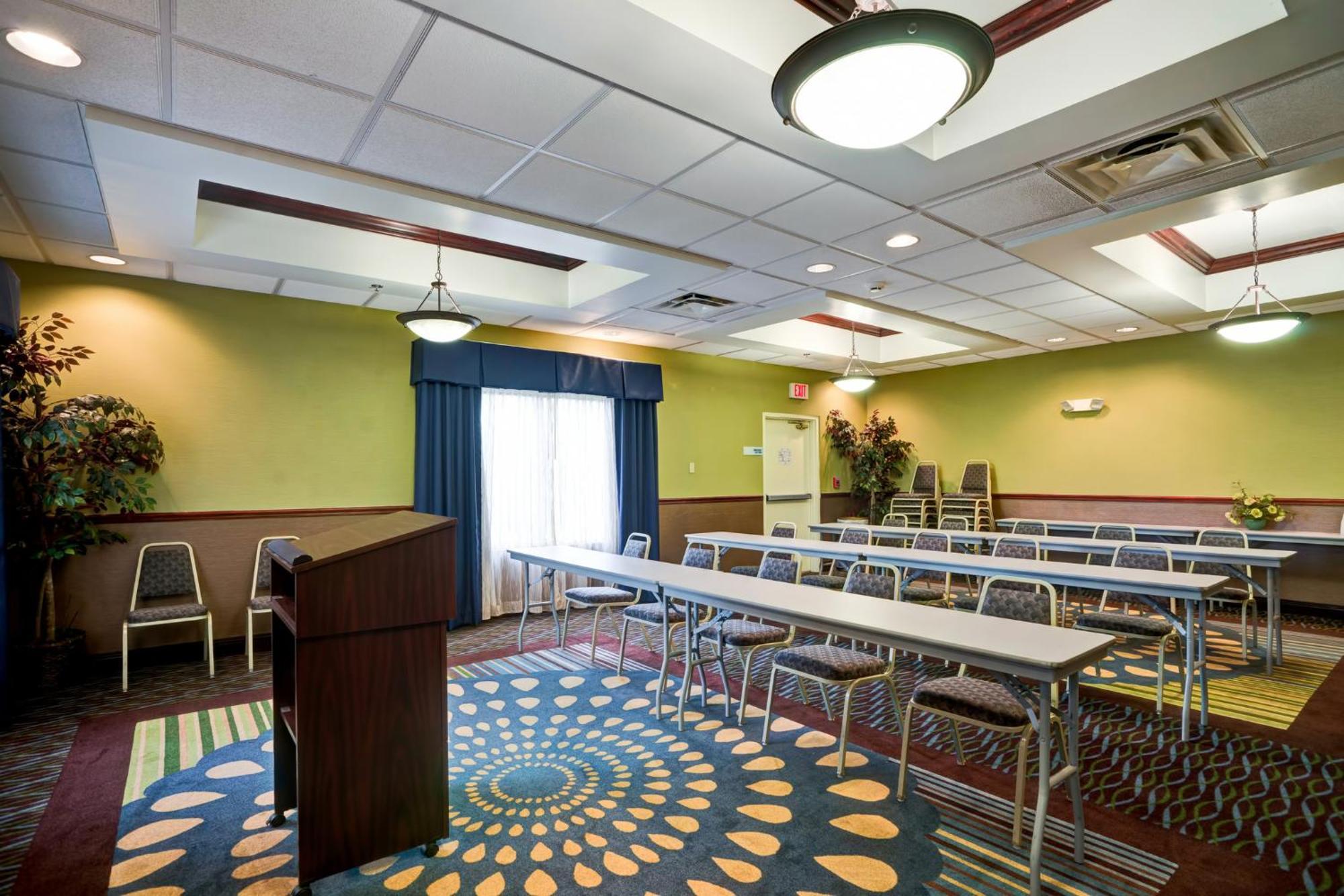 Holiday Inn Express Hotel & Suites Christiansburg By Ihg Bagian luar foto