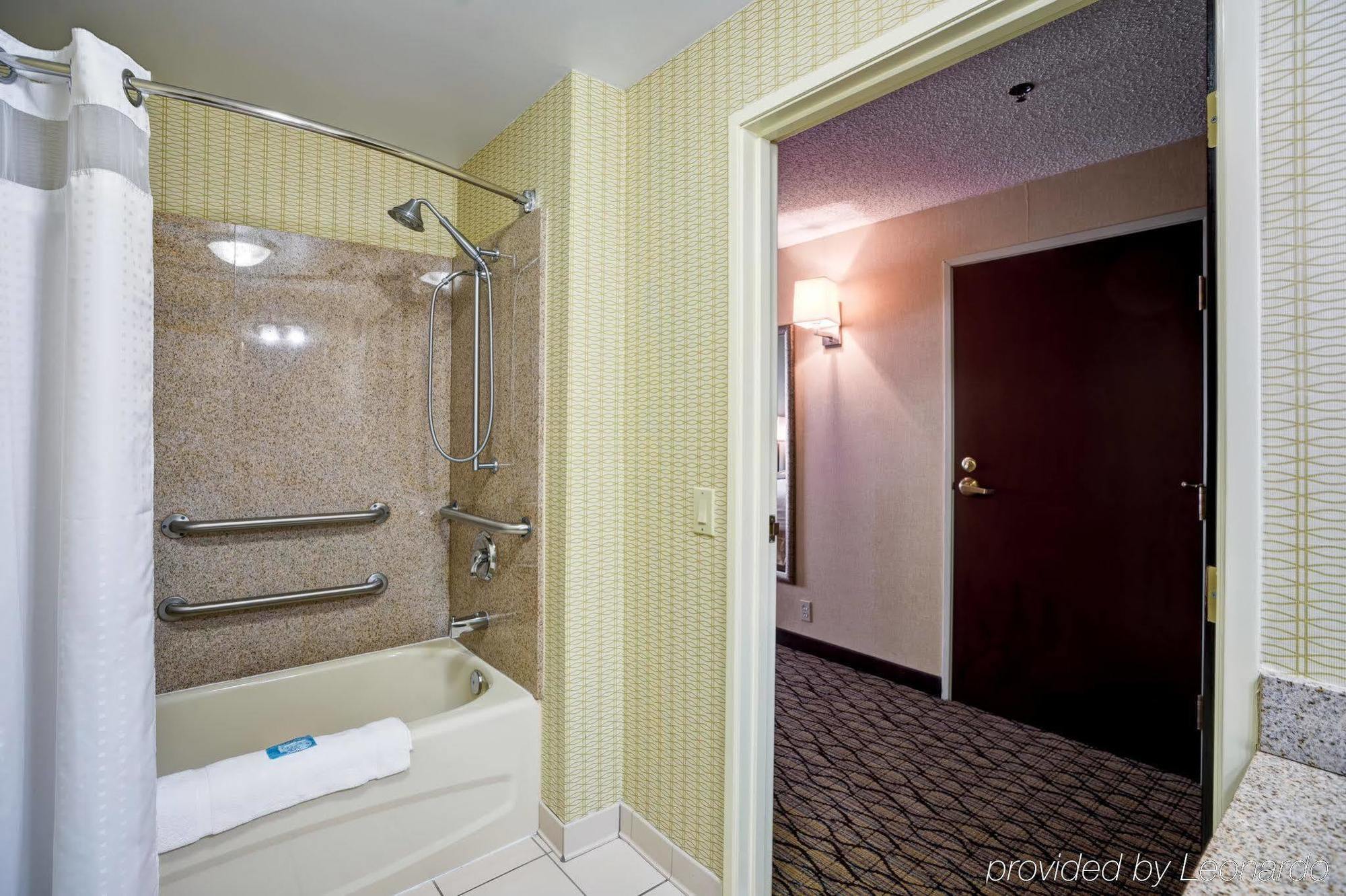 Holiday Inn Express Hotel & Suites Christiansburg By Ihg Bagian luar foto